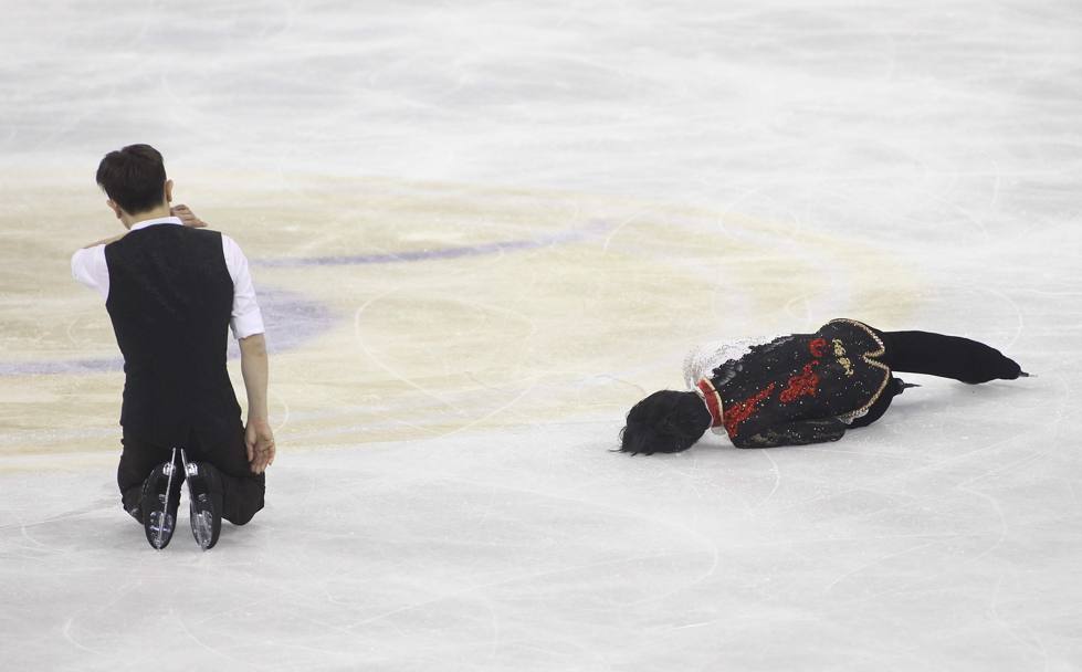 Da sinistra Yan Han (Cina) e Yuzuru Hanyu (Giappone) sul ghiaccio dopo lo scontro durante il riscaldamento. AFP